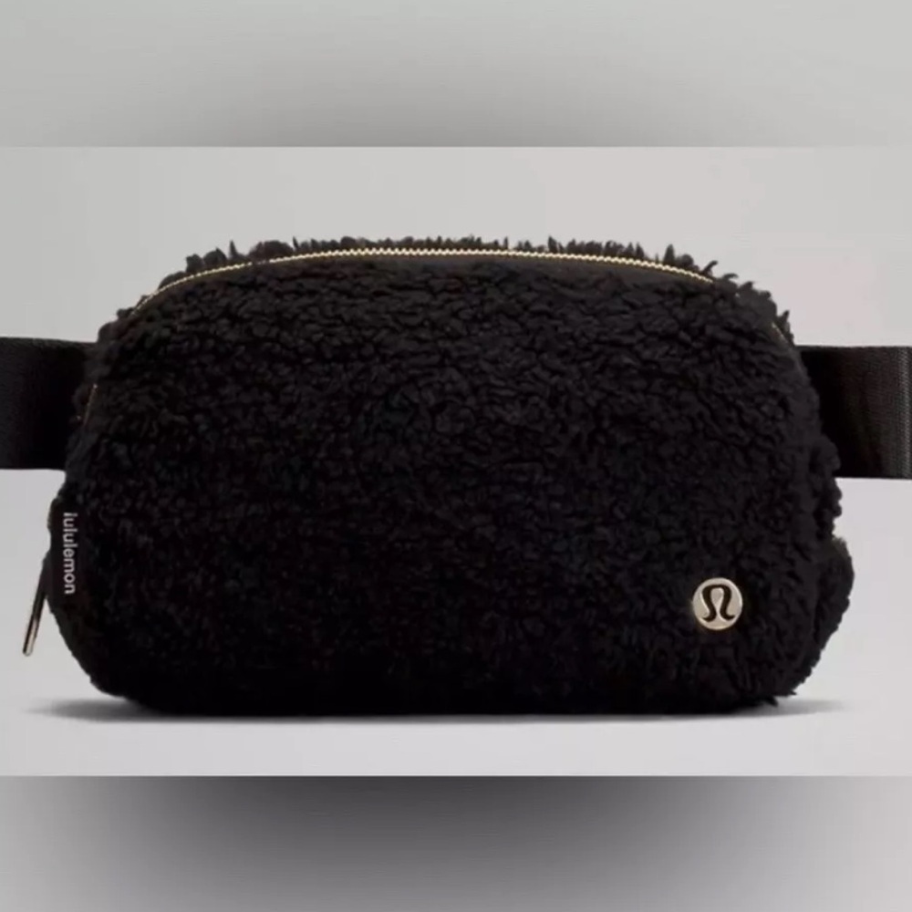 NWT Lululemon Everywhere Fleece Belt Bag Black and Gold